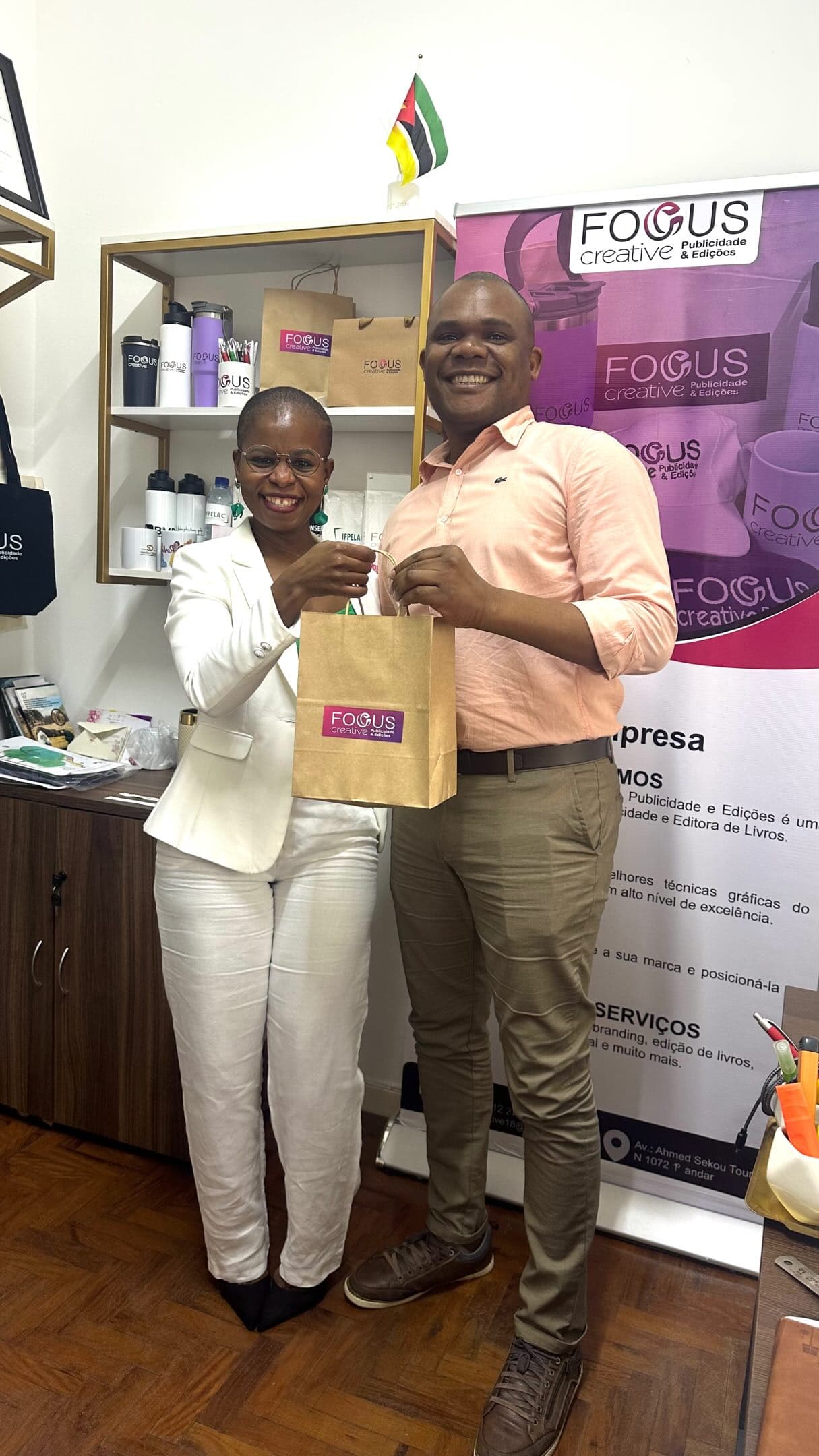 Equipa da Focus Creative a entregar um kit de boas-vindas personalizado a um cliente